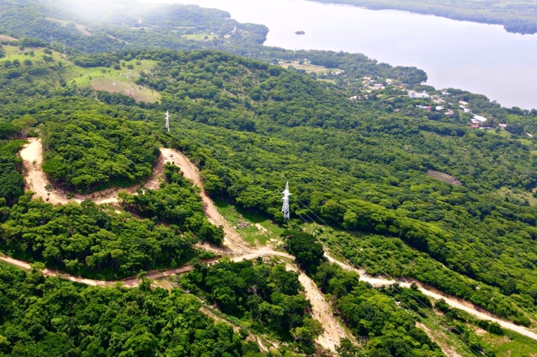 Foto aérea de la vista a la laguna y el mar