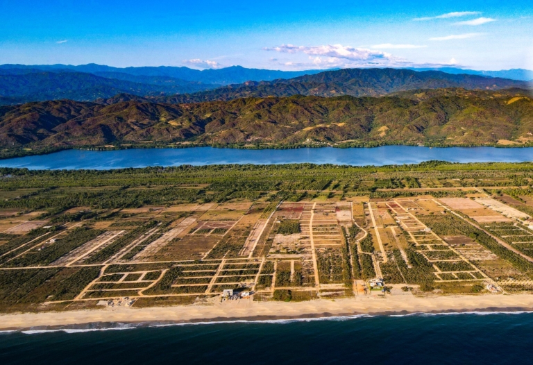 Foto de frente del mar hacia la laguna